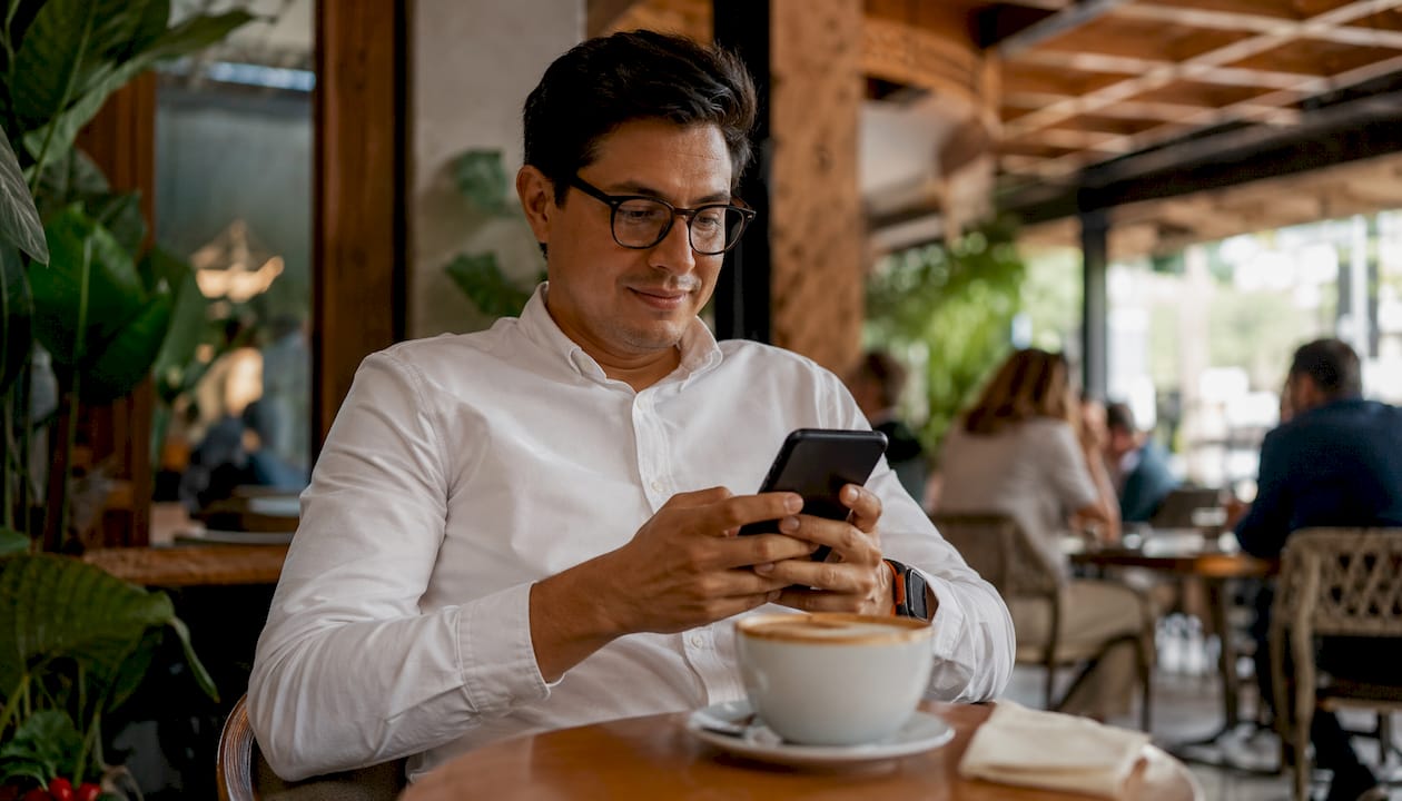 Customer agent responding to WhatsApp messages