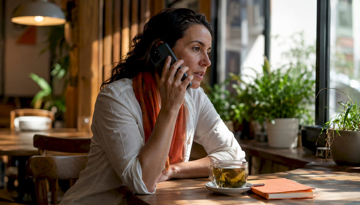 Traveler texting private driver from hotel room