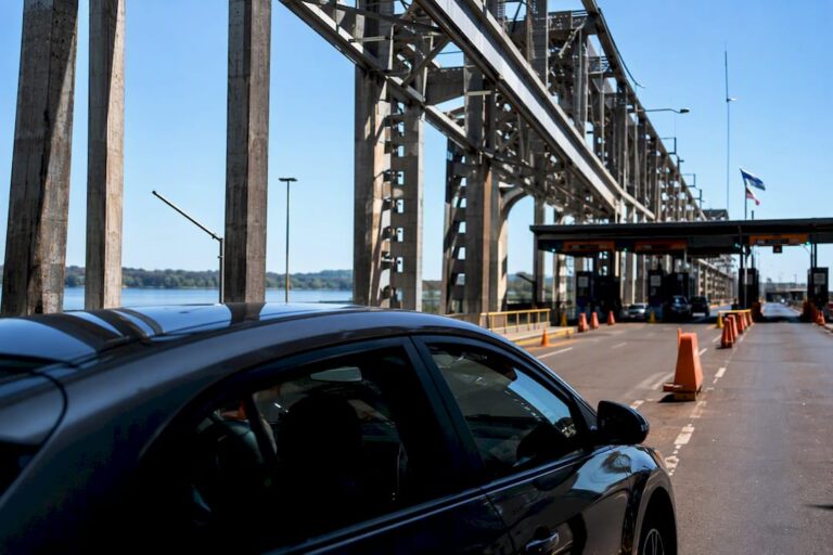 Partial private vehicle crossing Friendship Bridge border