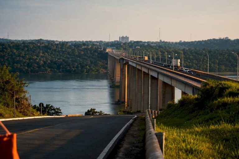 Puente Internacional de la Amistad crossing
